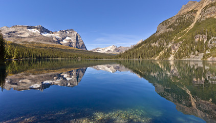 Naklejka na ściany i meble mountains reflected in still lake
