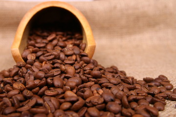 kahve çekirdeği borudan dökülüyor