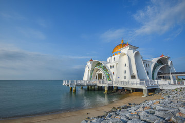 Malacca Straits Mosque ( Masjid Selat Melaka), It is a mosque located on the man-made Malacca Island near Malacca Town, Malaysia. Construction cost of the mosque is about MYR10 million - obrazy, fototapety, plakaty