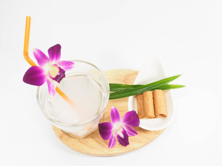 Obraz na płótnie Canvas Coconut juice and Thai wafer on the chopping block