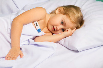 Obraz na płótnie Canvas Sick little girl in bed.