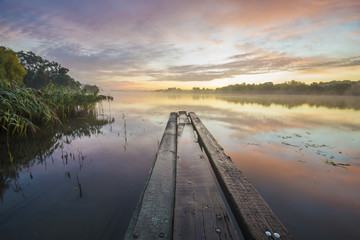 Bajkowy wschód słońca nad rzeką © Mike Mareen