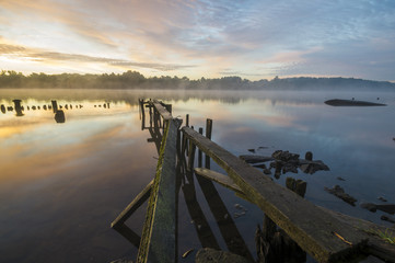 Bajkowy wschód słońca nad rzeką - obrazy, fototapety, plakaty