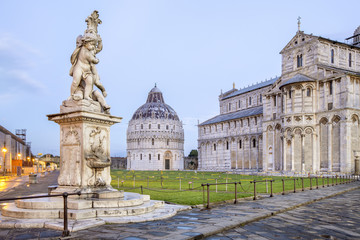 Obraz premium sculptures and view to baptistery and cathedral in Italy