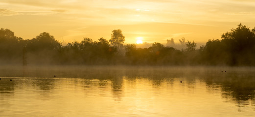 Bajkowy wschód słońca nad rzeką