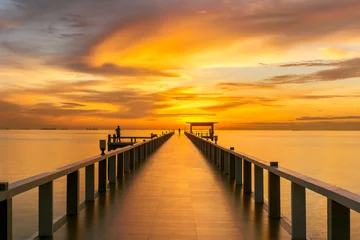 Fotobehang Houten pier tussen zonsondergang in Phuket, Thailand © ake1150