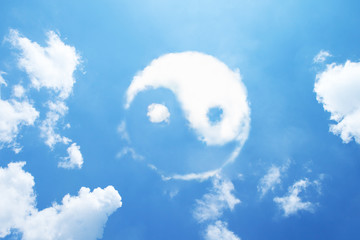 Clouds shaped yin-yang sign. - obrazy, fototapety, plakaty