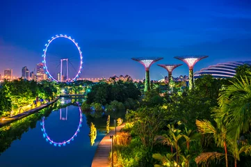 Vlies Fototapete Singapur Twilight Gardens by the Bay und Sigapore-Flyer, Reise-Wahrzeichen von Singapur