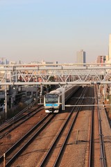 Naklejka premium 夕日に照らされた線路と電車