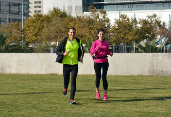 Obraz premium couple practicing running in the city