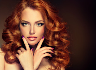 Obrazy na Szkle  Model dziewczyna z długimi rudymi falującymi włosami. Duże loki na rudej głowie. Fryzura trwała fala