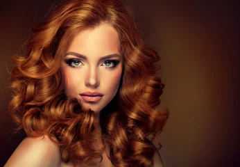 Crédence de cuisine en verre imprimé Salon de coiffure Modèle fille aux longs cheveux ondulés rouges. Grosses boucles sur la tête rouge. Coiffure ondulation permanente
