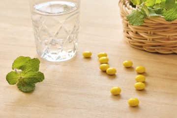 サプリメントと水
