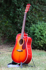 Eine rote Gitarre steht bereit für Open Air Konzert