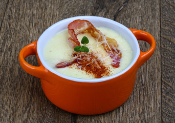 Cheese soup with bacon