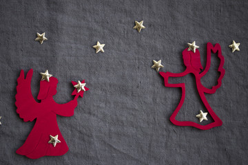 Rote Engel mit goldenen Sternen weichgezeichnet