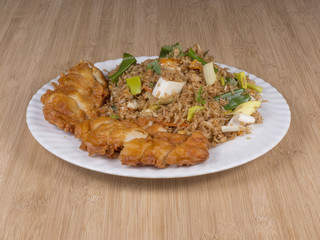 Gebratener Reis mit panierter Hühnerbrust, Ei und Gemüse