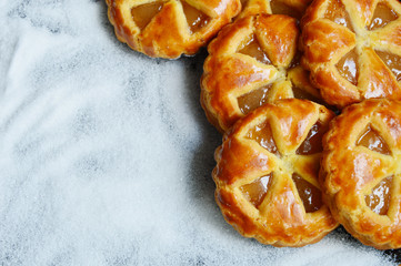 Mini apple pies with sugar background © posinote