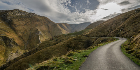 Camino que cruz als montañas en el pirineo