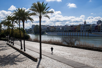 Promenada nad rzeką w Sewilli. © sly10000
