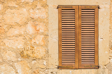 Fototapeta premium Fenster Fensterläden Braun Geschlossen