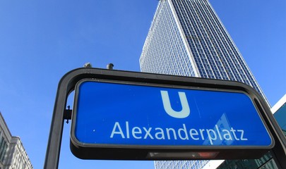 Typischer Berliner U-Bahneingang am Alex