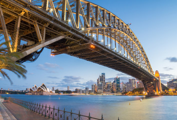 Fototapeta premium Sydney w Australii. Niesamowita panorama o zmierzchu