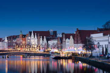 Lübeck, Christmas mood on the obertrave with historic facades. - obrazy, fototapety, plakaty