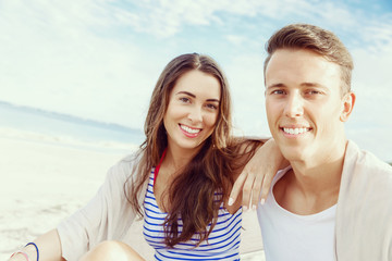 Obraz premium Romantic young couple on the beach