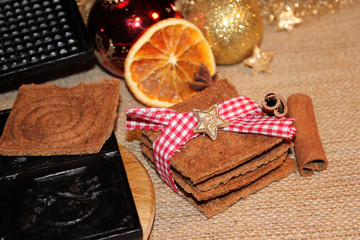 Zimtwaffeleisen mit Zimtwaffeln und weihnachtlicher Dekoration