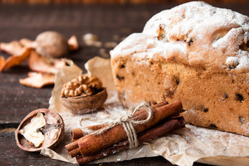 Сake with raisins and cinnamon
