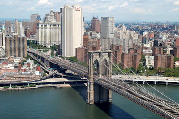 Fototapeta premium Blick auf die Brooklyn Bridge und Manhattan, New York City
