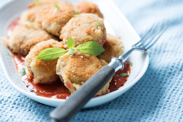 Gebackene Champignons mit Tomatensauce, vegan