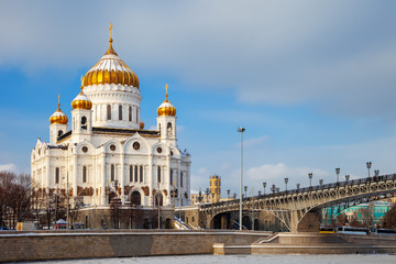 Fototapeta premium Orthodox Church of Christ the Savior and bridge in Moscow at win