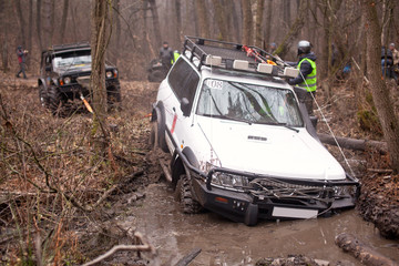 Obraz na płótnie Canvas Jeep pulls the car out of the mud
