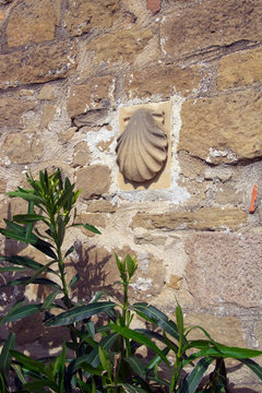 Jakobsmuschel an der Kirche Santa Maria de Eunate