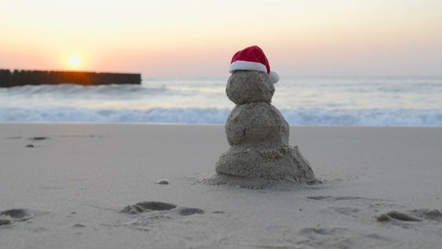 Hot Christmas Vacation - sandy snowman with santa hat
