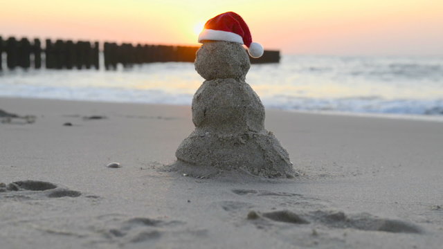 Hot Christmas Vacation - sandy snowman with santa hat