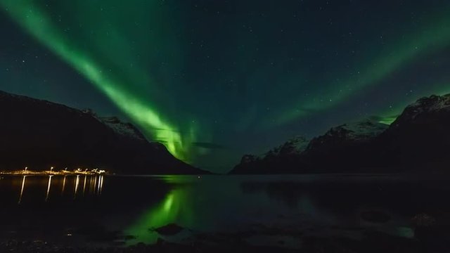 Polarlichter in einem Fjord in Norwegen im Zeitraffer