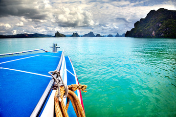 Hermosa vista increíble del mar, barco y las nubes. Viaje a Asia, Tailandia - obrazy, fototapety, plakaty