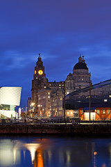 Fototapeta na wymiar Liverpool's Historic Waterfront Buildings at Night