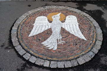 Friedenstaube auf Gehweg