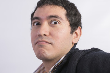 Obraz premium Hombre joven asustado y con miedo