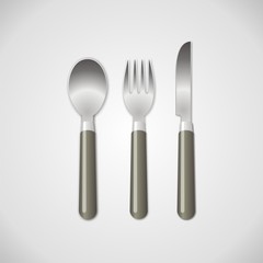 Cuchara, tenedor y cuchillo. Cubiertos sobre fondo gris