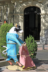 Fototapeta na wymiar MADRID, SPAIN - AUGUST 24, 2012: The bull-torero statue in Madrid