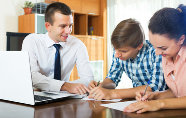 Obraz premium Family and banking agent discussing