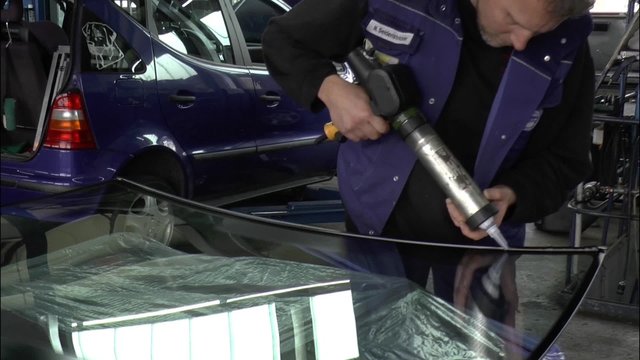 Eine Windschutzscheibe wird ersetzt
(Autowerkstatt 04)