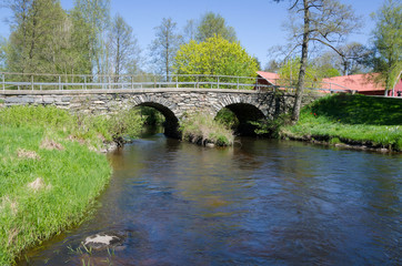 Fototapeta na wymiar water under the stonebridge