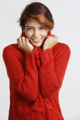 Bellissima ragazza indossa un maglione rosso