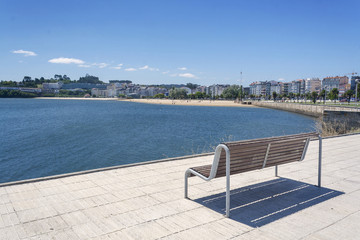 Banco con vistas a la zona urbana de Sada
